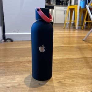 Apple Matte Black Water Bottle 17-oz